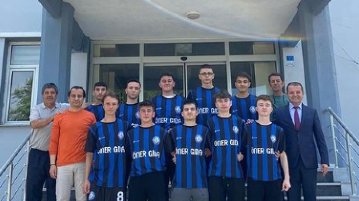Liseler Arası Futsal Turnuvasını Şampiyonluğu